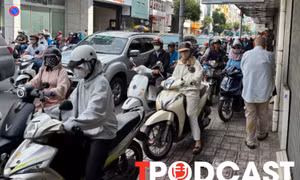 Đi xe máy trên vỉa hè bị xử phạt thế nào?