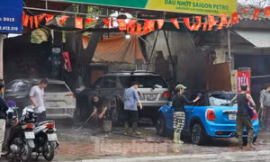 Dịch vụ rửa xe 'hốt bạc' dịp Tết