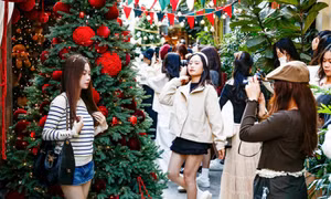 Xếp hàng chụp ảnh Giáng sinh sớm tại các quán cafe