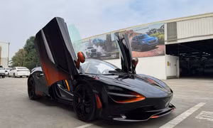 Siêu xe McLaren 750S với màu sơn độc nhất xuất hiện tại Hà Nội