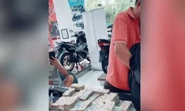 Chồng mang 11kg tiền lẻ mua xe máy tặng vợ gây 'bão' mạng