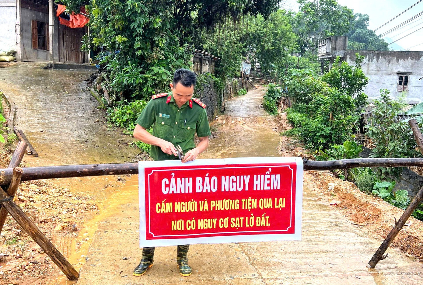 luc-luong-cong-an-lap-chot-canh-bao-nguoi-dan-khong-vao-khu-vuc-co-nguy-co-sat-lo-cao.jpg