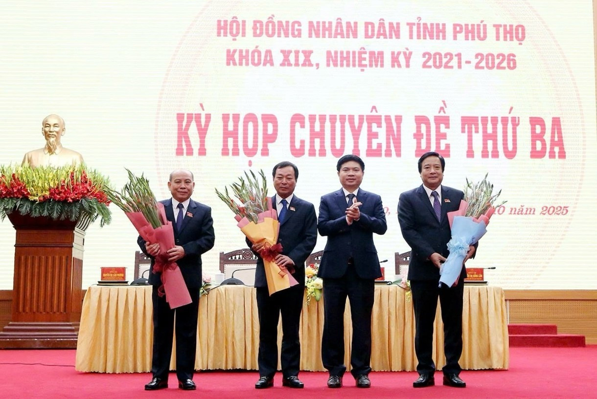 Bí thư Tỉnh ủy Phú Thọ Trương Quốc Huy (thứ hai từ phải sang) tặng hoa chúc mừng các ông Bùi Đức Hinh - Phó Bí thư Tỉnh ủy, Chủ tịch HĐND tỉnh, Chủ tịch Ủy ban MTTQ Việt Nam tỉnh (ngoài cùng bên trái); Bùi Văn Quang - Phó Bí thư Thường trực Tỉnh ủy (thứ 2 từ trái sang); Nguyễn Mạnh Sơn - Phó Bí thư Tỉnh ủy (ngoài cùng bên phải). Ảnh: Cổng thông tin tỉnh Phú Thọ hophdnd.jpg