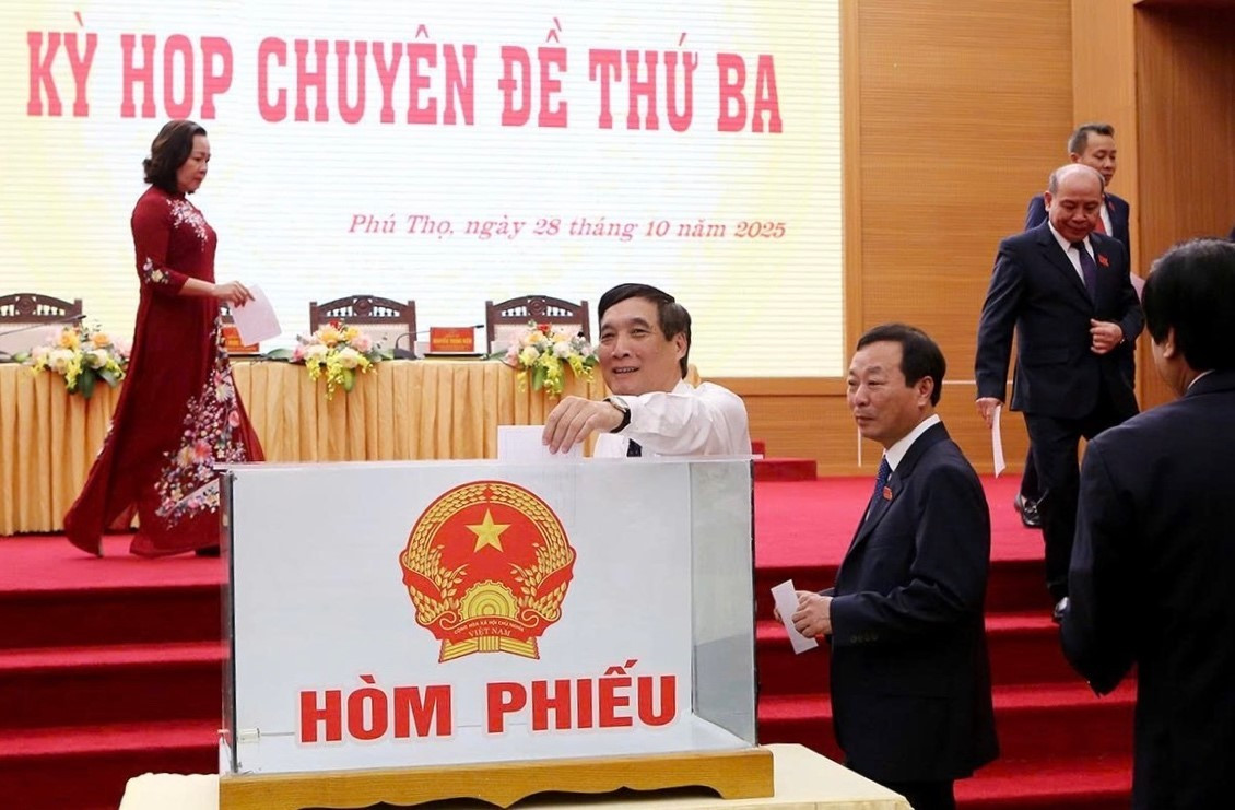 Các đại biểu bỏ phiếu bầu Chủ tịch HĐND tỉnh khóa XIX, nhiệm kỳ 2021 - 2026. Ảnh: Cổng thông tin tỉnh Phú Thọ hophdnd2.jpg
