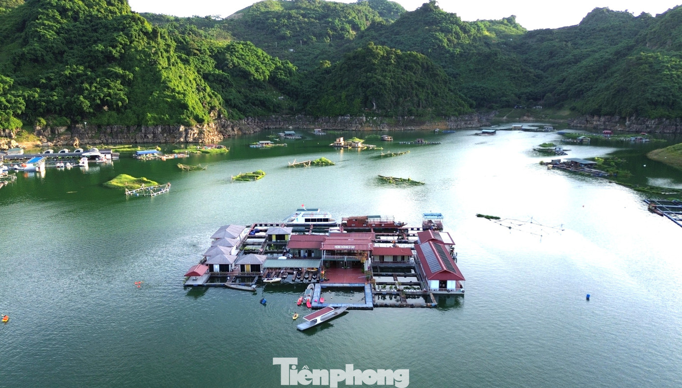 Hàng loạt nhà nổi, homestay tự phát đang “đổ bộ” lòng hồ thủy điện Hòa Bình . Ảnh chụp tại khu vực xóm Tháu, phường Thống Nhất, tỉnh Phú Thọ. tp-2.jpg