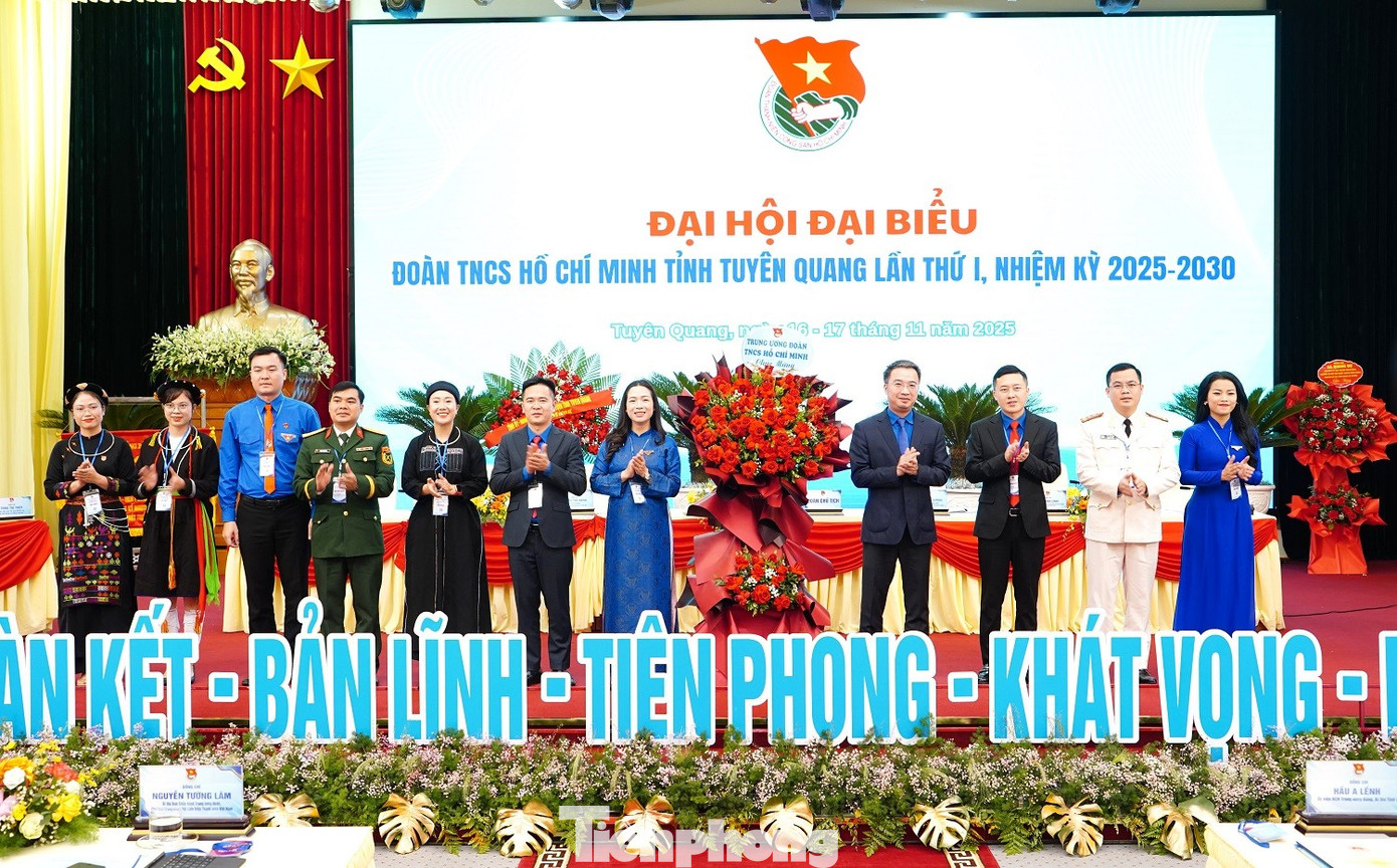 Bí thư Trung ương Đoàn tặng hoa Tỉnh Đoàn Tuyên Quang tp-dh13-copy.jpg