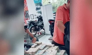 Chồng mang 11kg tiền lẻ mua xe máy tặng vợ gây 'bão' mạng