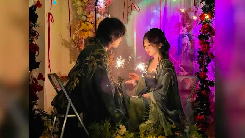 Phụ nữ Trung Quốc vung tiền mua tình yêu theo kịch bản