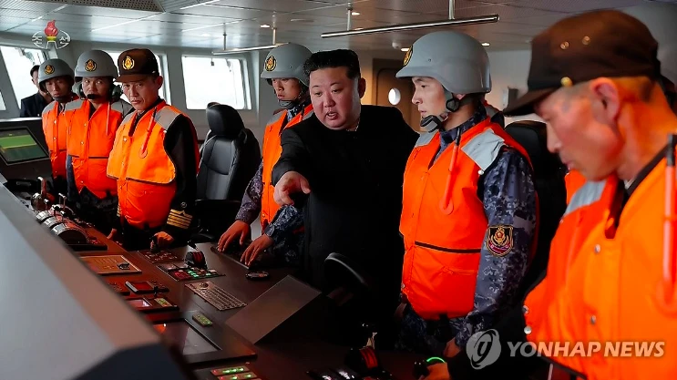 Chủ tịch Triều Tiên Kim Jong Un cùng con gái thị sát tàu khu trục mới