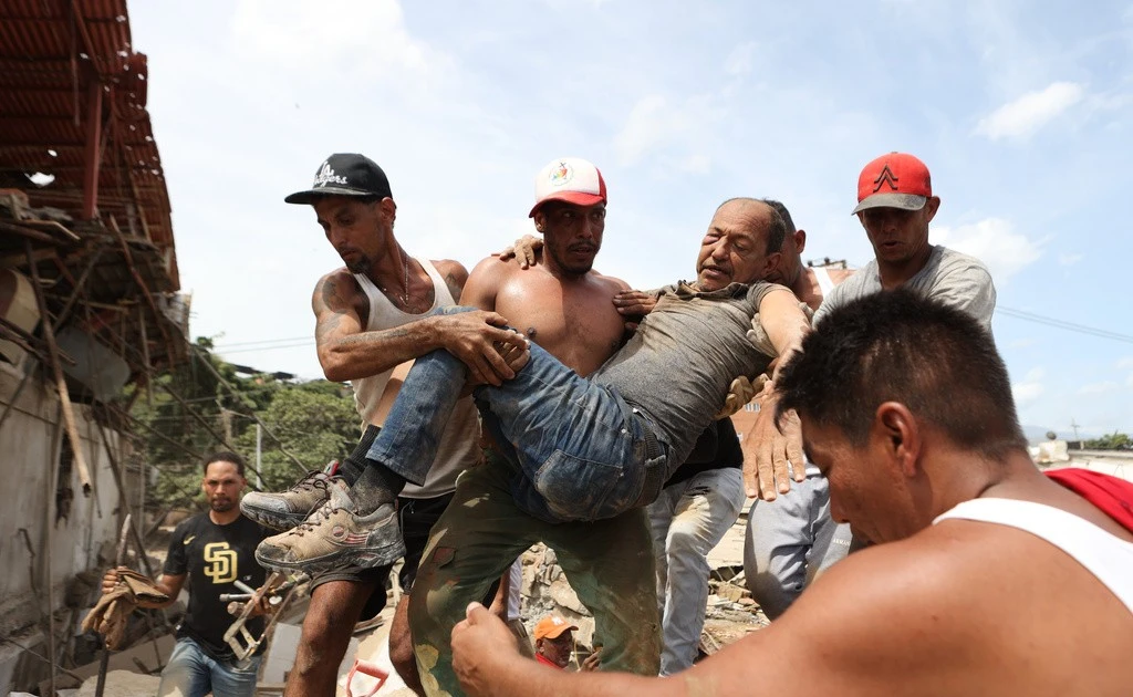 Venezuela căng mình giành sự sống dưới đống đổ nát, nhiều nước khẩn cấp hỗ trợ