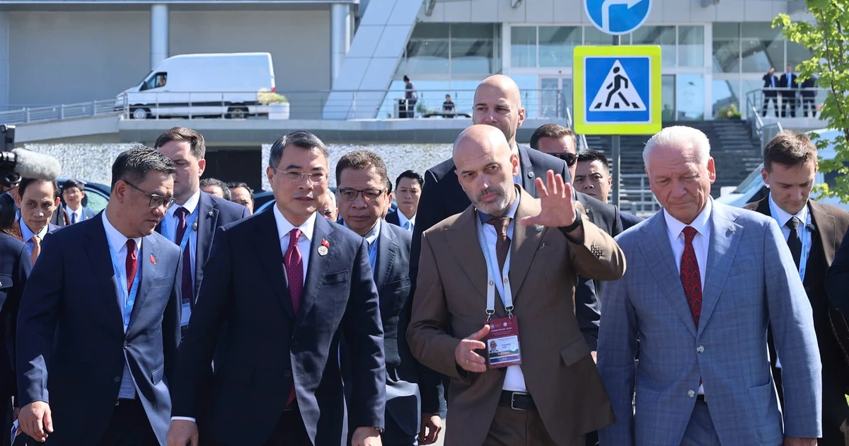 Thủ tướng Lê Minh Hưng thăm triển lãm công nghiệp và công nghệ cao của Tatarstan