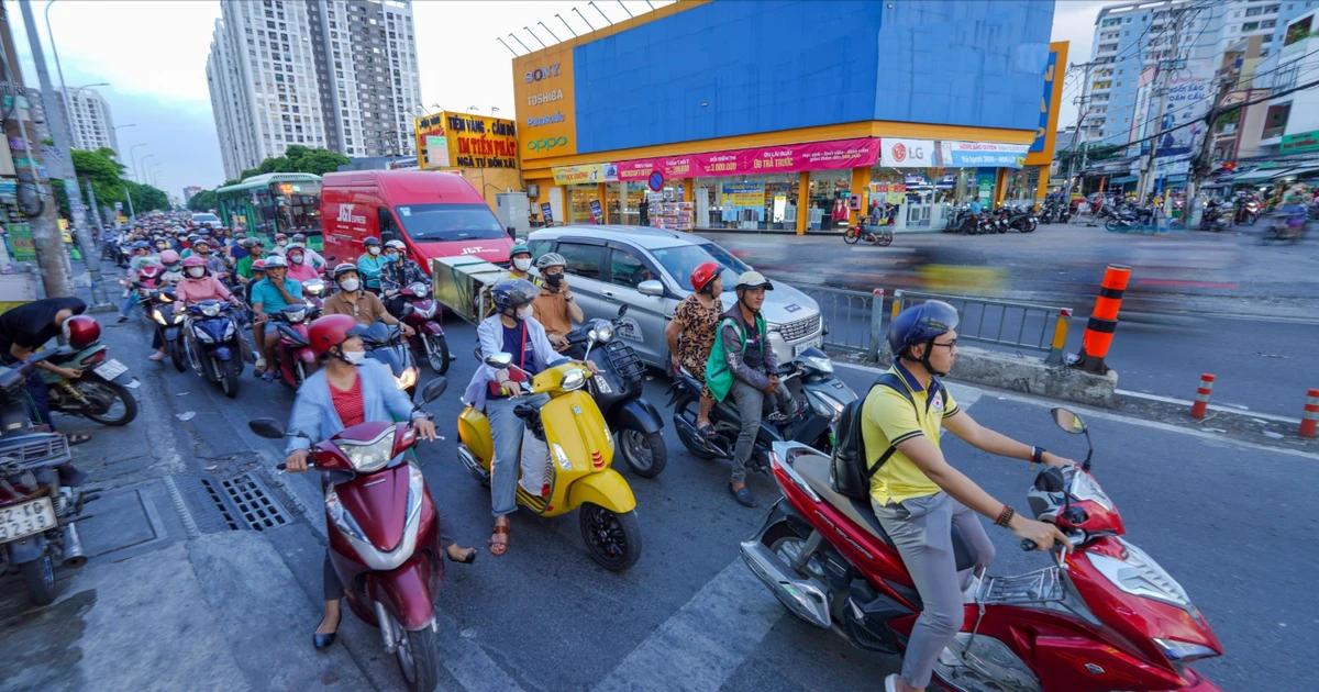 Kẹt xe đến 5 nhịp đèn đỏ, người dân mong cầu vượt Bốn Xã từng ngày