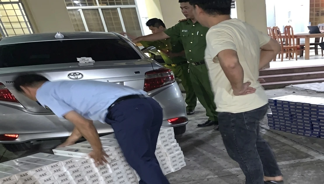 Xe ô tô chở 7.400 bao thuốc lá lậu bị bỏ lại trên đường
