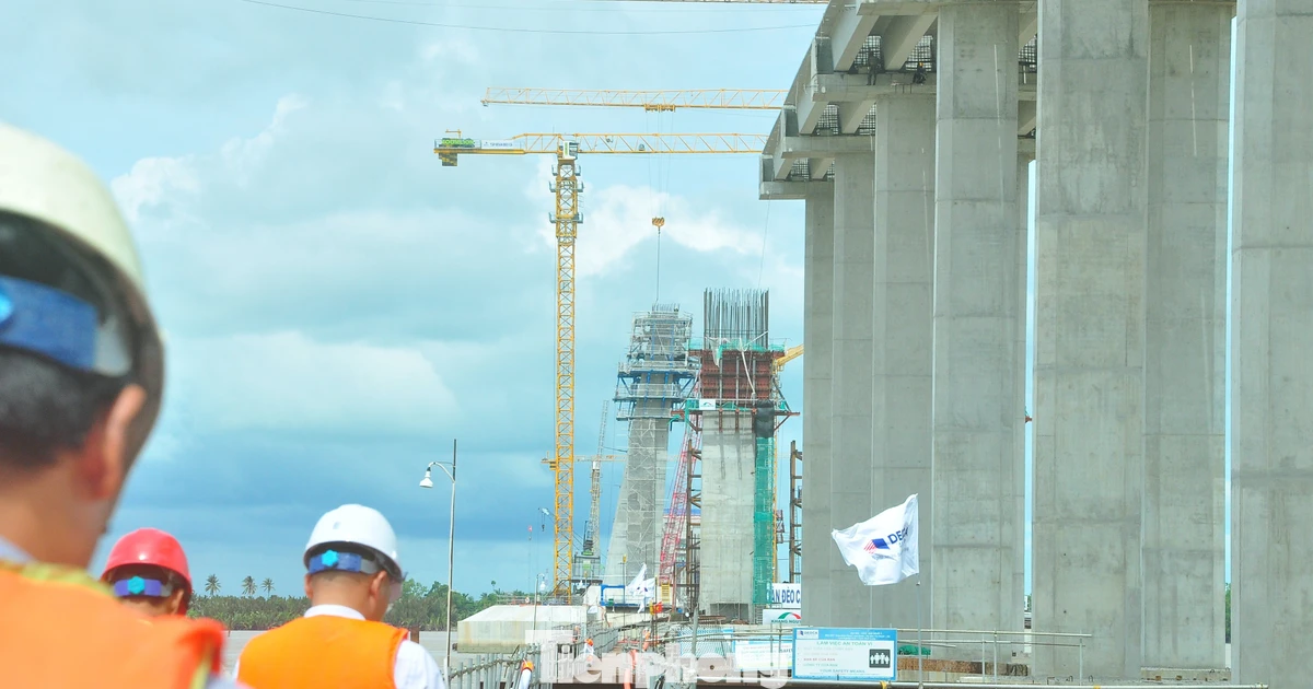 ‘Vượt mưa’ đưa cầu hơn 3.800 tỷ đồng vượt sông Hậu về đích đúng hạn