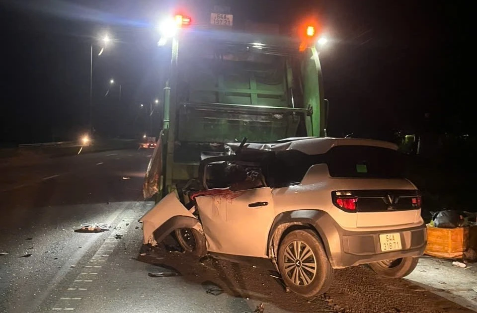 Khởi tố tài xế ô tô uống rượu bia tông xe chở rác làm 2 người tử vong