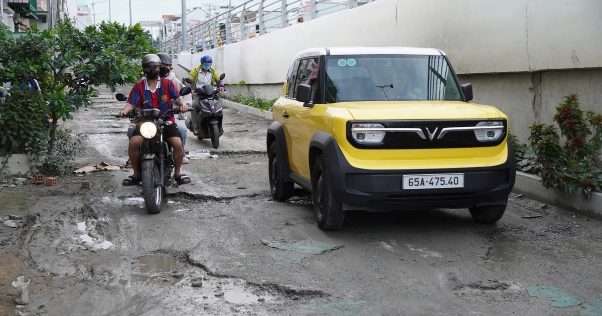 Cầu 800 tỷ thông xe hơn 2 năm, đường gom trăm mét vẫn lầy lội