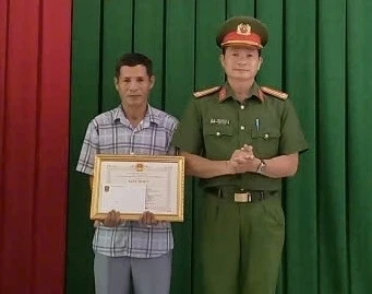 Tặng giấy khen cho người lao xuống sông cứu nữ sinh tự tử