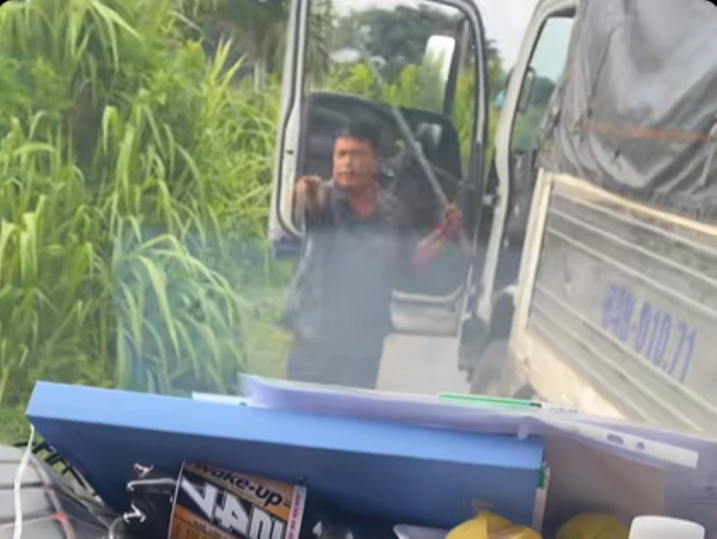 Làm rõ clip tài xế dùng hung khí đánh người do vượt xe không được