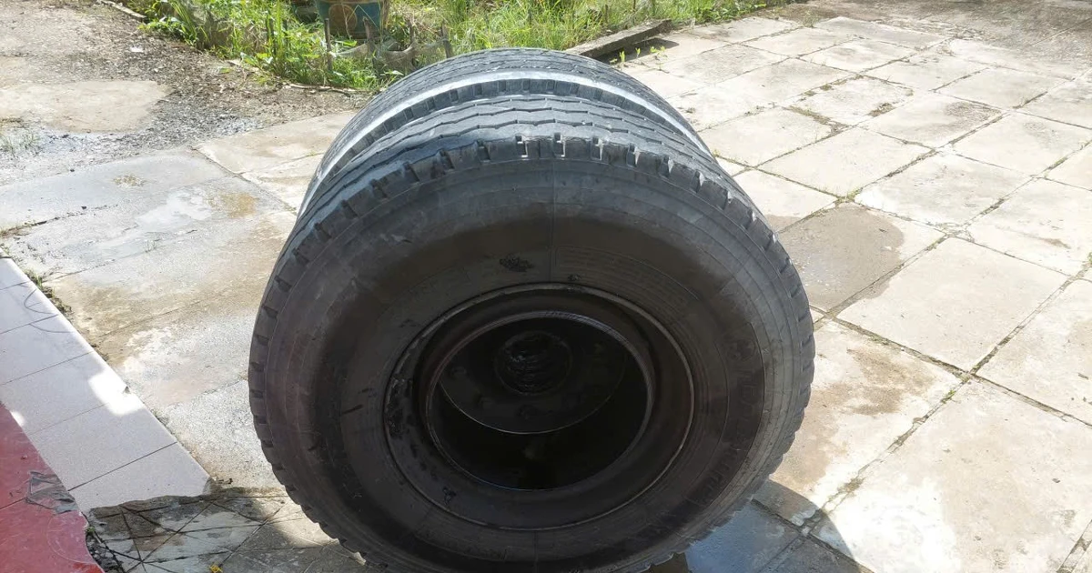 Nhập viện cấp cứu vì bị bánh xe đầu kéo văng khỏi xe lao trúng