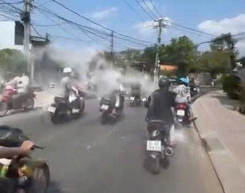 Xác minh nhóm thanh niên chạy xe, ném bột mù mịt trên đường