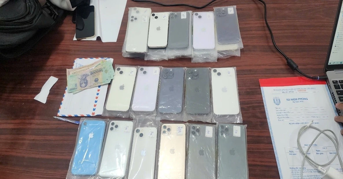 Nữ nhân viên cửa hàng làm ‘tay trong’ cho đồng bọn trộm 50 điện thoại iPhone