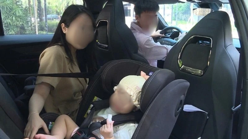 Từ 15/8, chở trẻ em trên ô tô không có thiết bị an toàn phù hợp sẽ bị phạt cảnh cáo