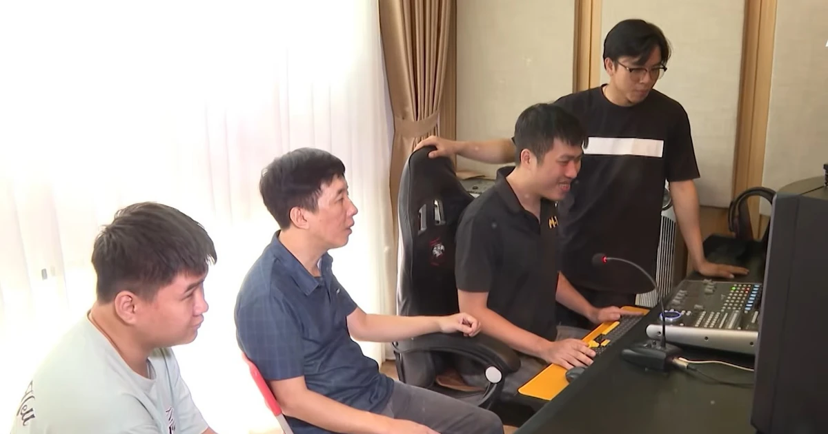 Những bạn trẻ 'vẽ' lại cuộc đời bằng âm thanh, viết tiếp bài ca về sự tử tế