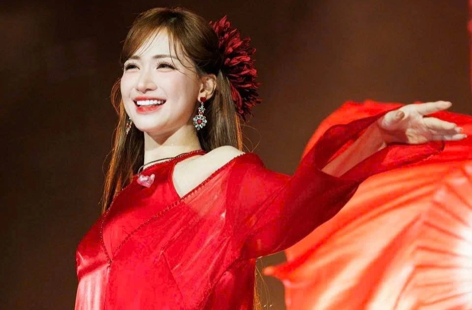 Đứng trước cột mốc 12 năm sự nghiệp, Hòa Minzy quyết 'chơi tất tay' với fancon thu hút hàng nghìn khán giả