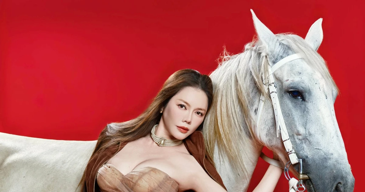 'Nữ hoàng kim cương' Lý Nhã Kỳ tung bộ ảnh đón Tết Bính Ngọ theo cách độc đáo