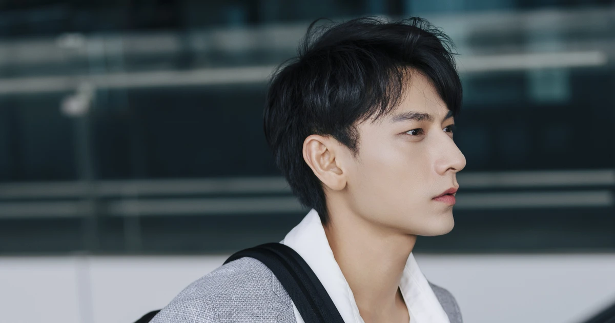 'Mở bát' xuất ngoại đầu năm 2026, Isaac hóa quý ông thanh lịch, khoe vẻ 'điển trai không góc chết'