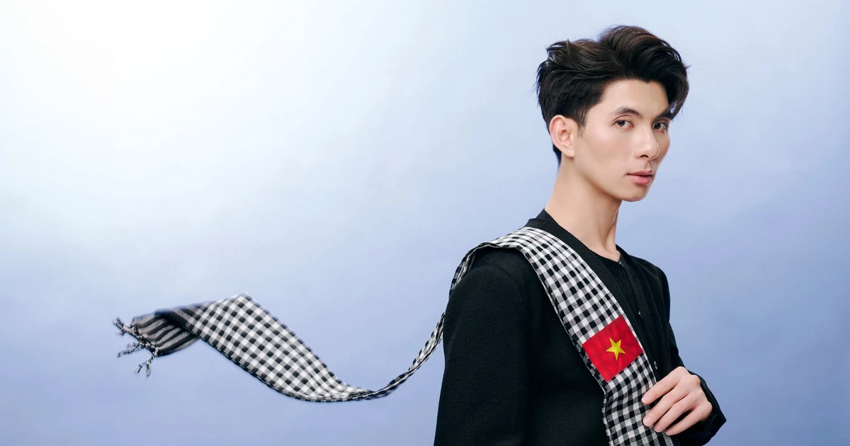 Nhà thiết kế Nguyễn Minh Công kỷ niệm 10 năm làm nghề khi hiện thực hóa kỷ lục thời trang mini từ bánh dân gian