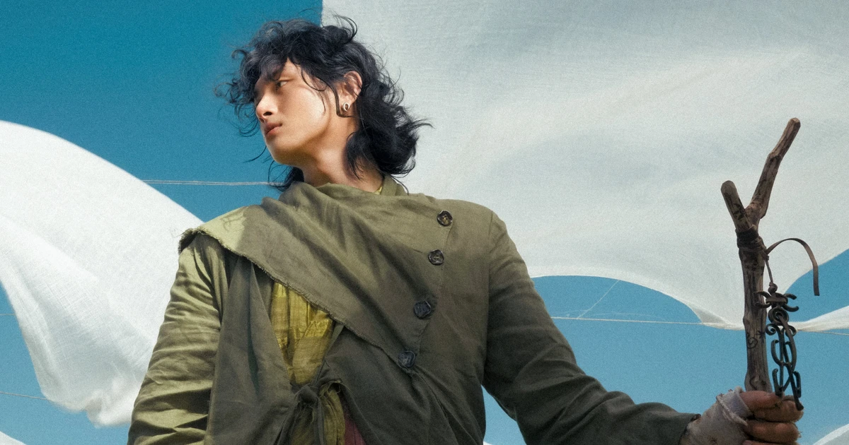 Sau 2 năm 'ở ẩn', 'hoàng tử nhạc số' trở lại với tạo hình khác lạ