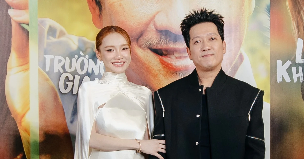 Nhã Phương lần đầu xuất hiện sau khi sinh con, tay trong tay không rời Trường Giang trên thảm đỏ