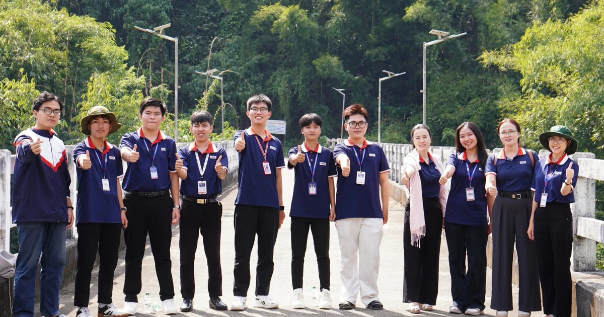 Sinh viên phân hiệu Học viện Hành chính và Quản trị công TP. HCM mang Xuân đến sớm nơi vùng biên cương