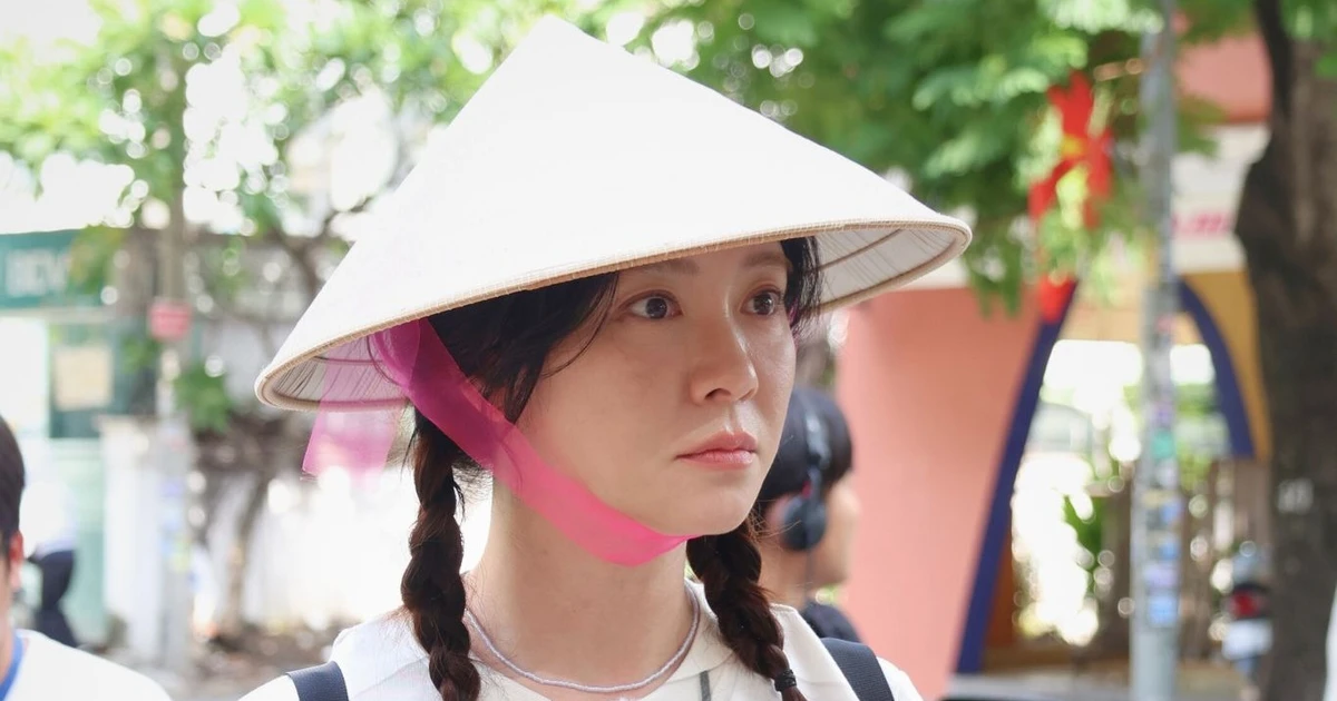 Song Ji Hyo thú nhận 'ghen tị' với Lee Kwang Soo và Jung Il Woo khi được đóng phim hợp tác giữa Việt Nam và Hàn Quốc