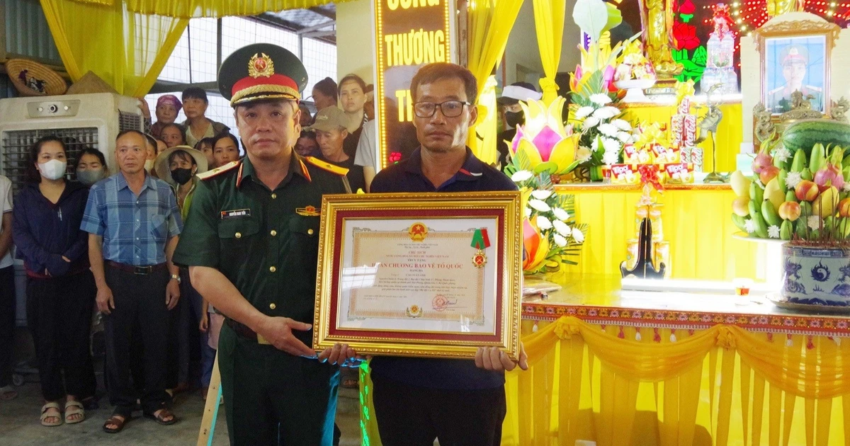 Quân khu 3 trao Huân chương cho thân nhân chiến sĩ hy sinh khi cứu đồng đội