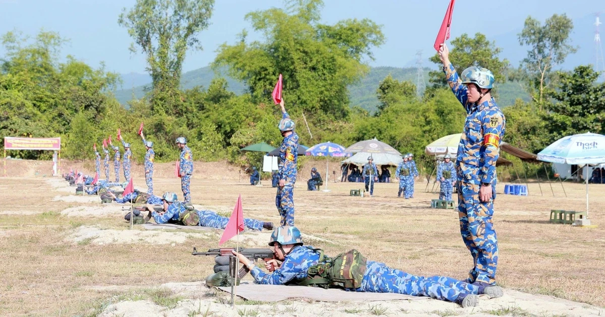 Vùng 3 Hải quân tổ chức bắn tập súng tiểu liên cho tân binh