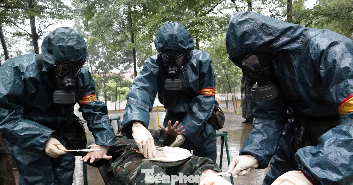 Hàng trăm học viên quân y dầm mưa cấp cứu thương binh trong tình huống khốc liệt