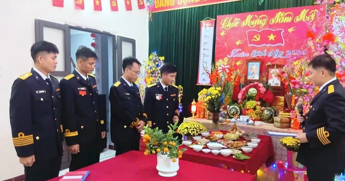 Mâm cơm tất niên ấm tình đồng đội ở Trung đoàn Tàu ngầm 196