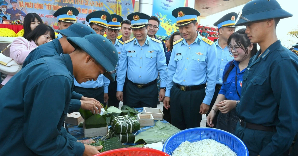 Rộn ràng xuân canh trời, ấm áp tình quân dân