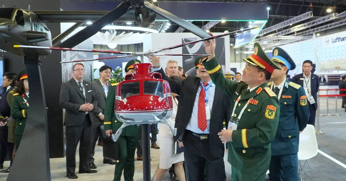 Lãnh đạo Bộ Quốc phòng Việt Nam dự triển lãm quốc phòng lớn nhất châu Á