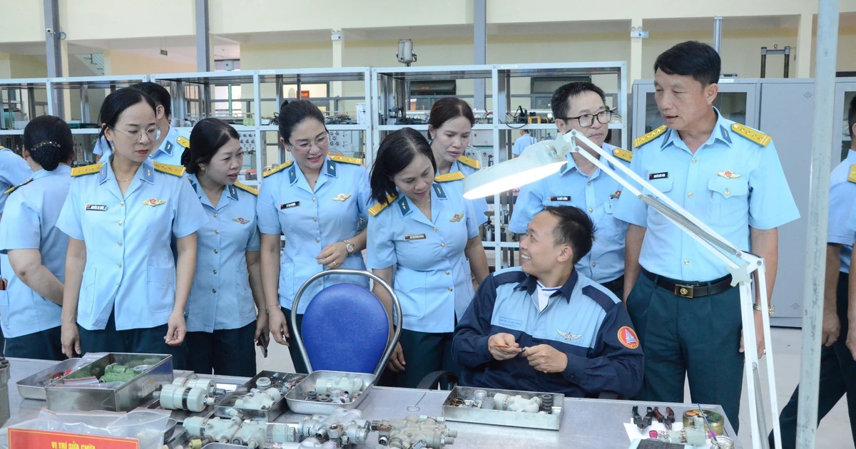 Bộ đội canh trời đổi mới, sáng tạo trong công tác quần chúng
