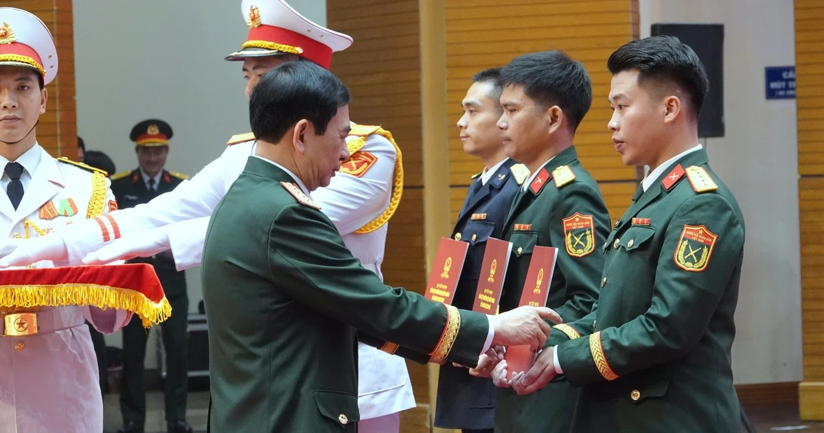 Đại tướng Phan Văn Giang trao phần thưởng đặc biệt cho 5 gương mặt trẻ tiêu biểu