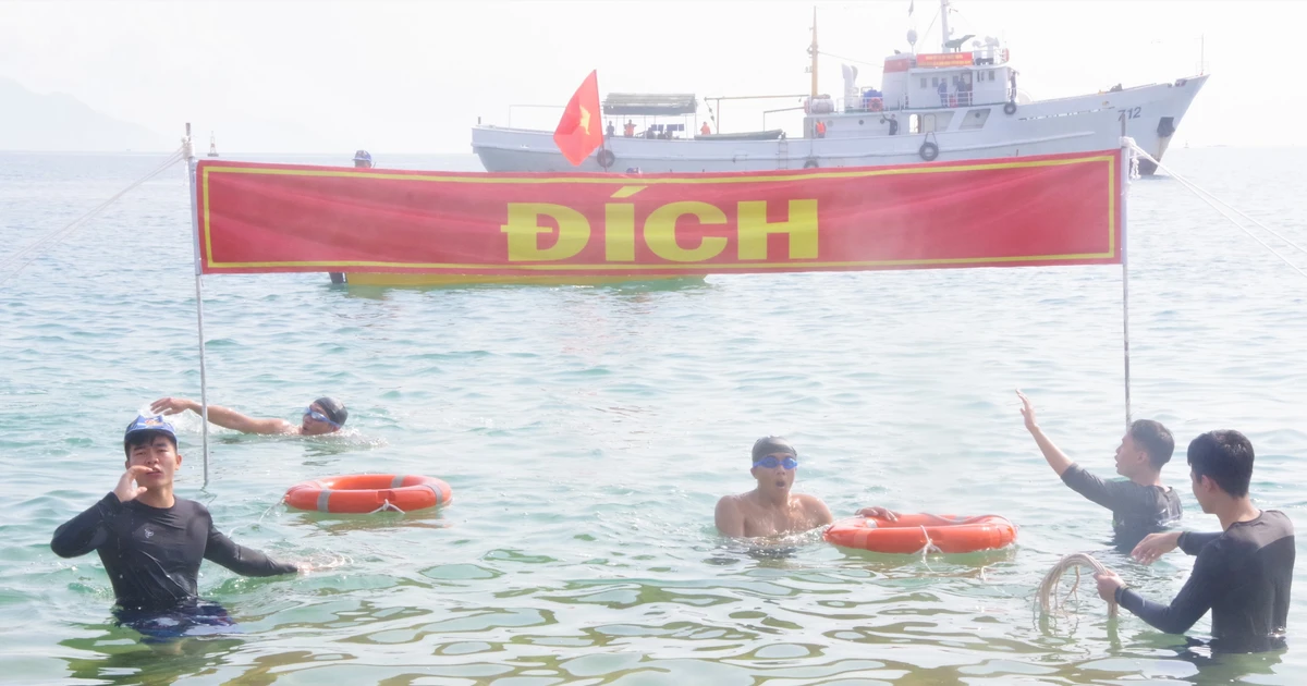 Thuyền trưởng Hải quân giành ngôi quán quân bơi biển 3km