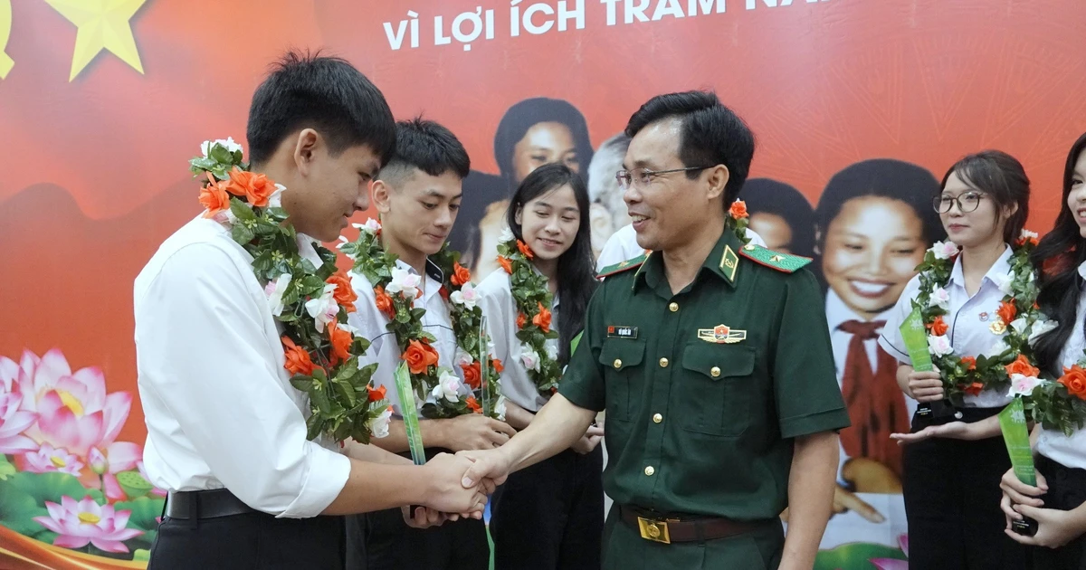 Hành trình vươn lên của con gái liệt sĩ và cậu bé người Chứt