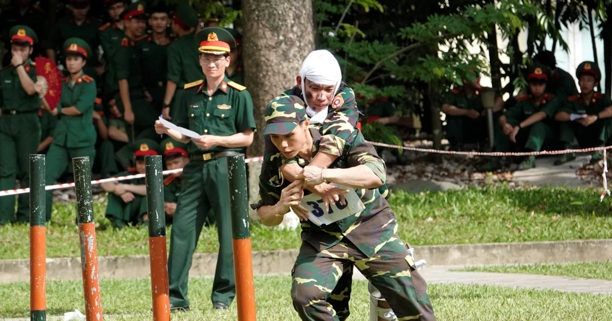 Xem học viên quân y vượt cầu độc mộc, cõng thương binh về đích