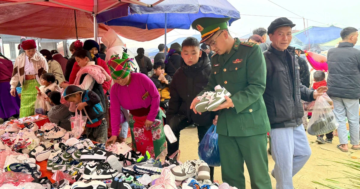 Xúc động hình ảnh người lính Biên phòng chăm lo Tết cho các con nuôi và đồng bào nghèo