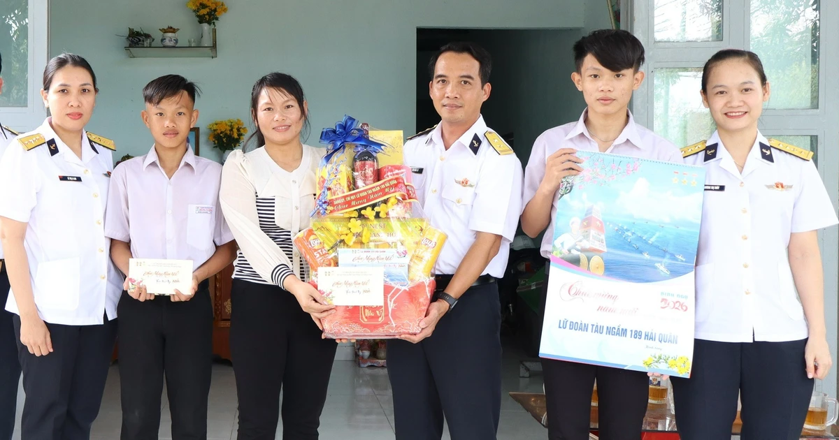 Bộ đội tàu ngầm tri ân cựu chiến binh và gia đình chính sách