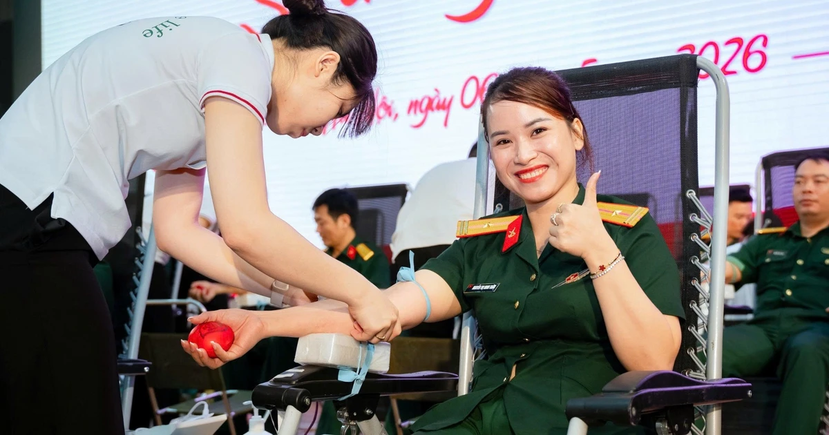 Hàng trăm quân nhân sẻ chia giọt máu hồng