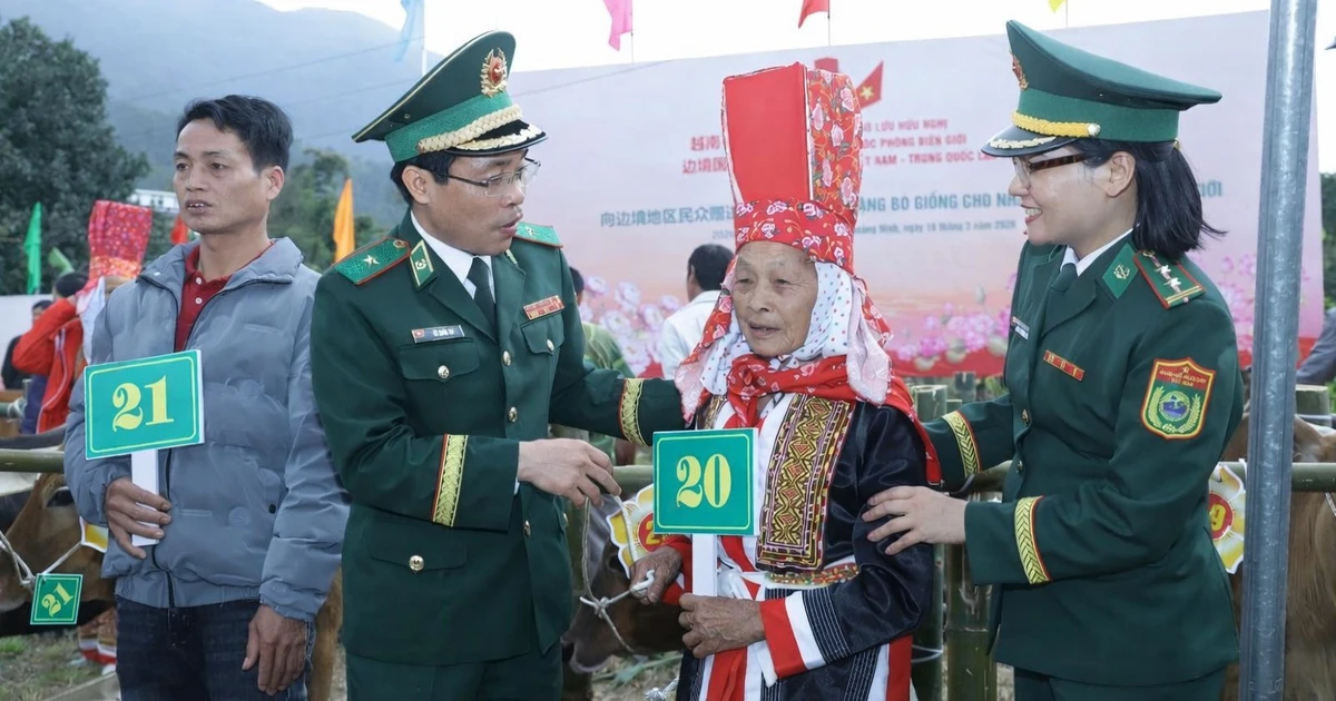 Bộ Tư lệnh Bộ đội Biên phòng tiếp sức học sinh và hộ nghèo trên biên giới